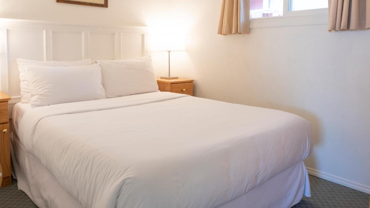 The Village Motel Naramata Kültér fotó